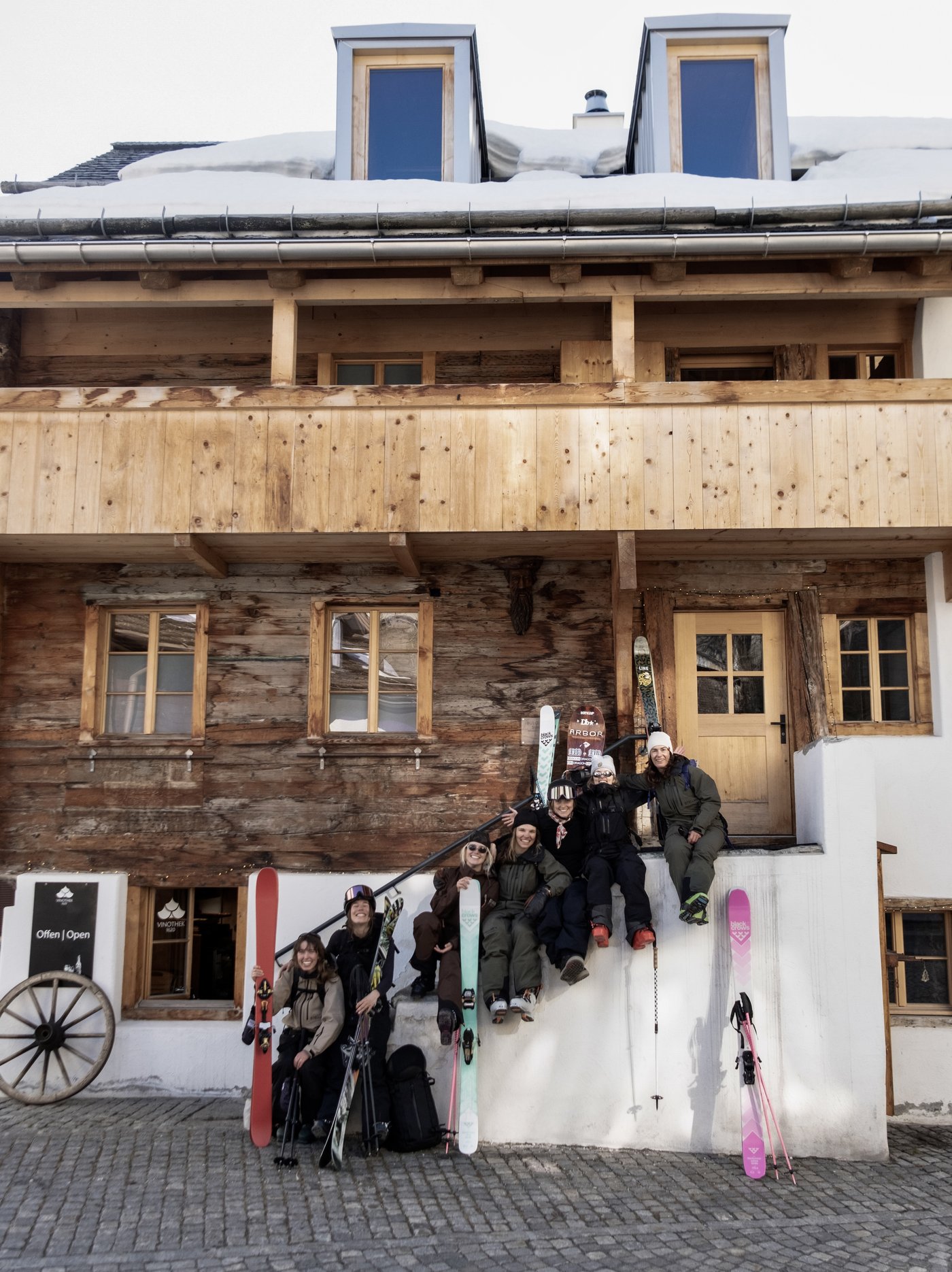 Leoni mit ihrer Freeride-Crew vor einem Berghaus